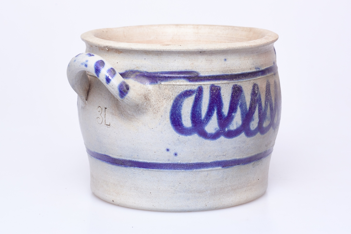 To hollanske krukker som tar henholdsvis 3 liter (a) og 4 liter (b). To håndtak øverst, de er malt grå med mønster i blått.