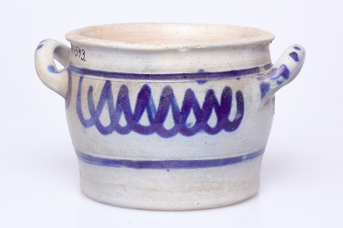 To hollanske krukker som tar henholdsvis 3 liter (a) og 4 liter (b). To håndtak øverst, de er malt grå med mønster i blått.