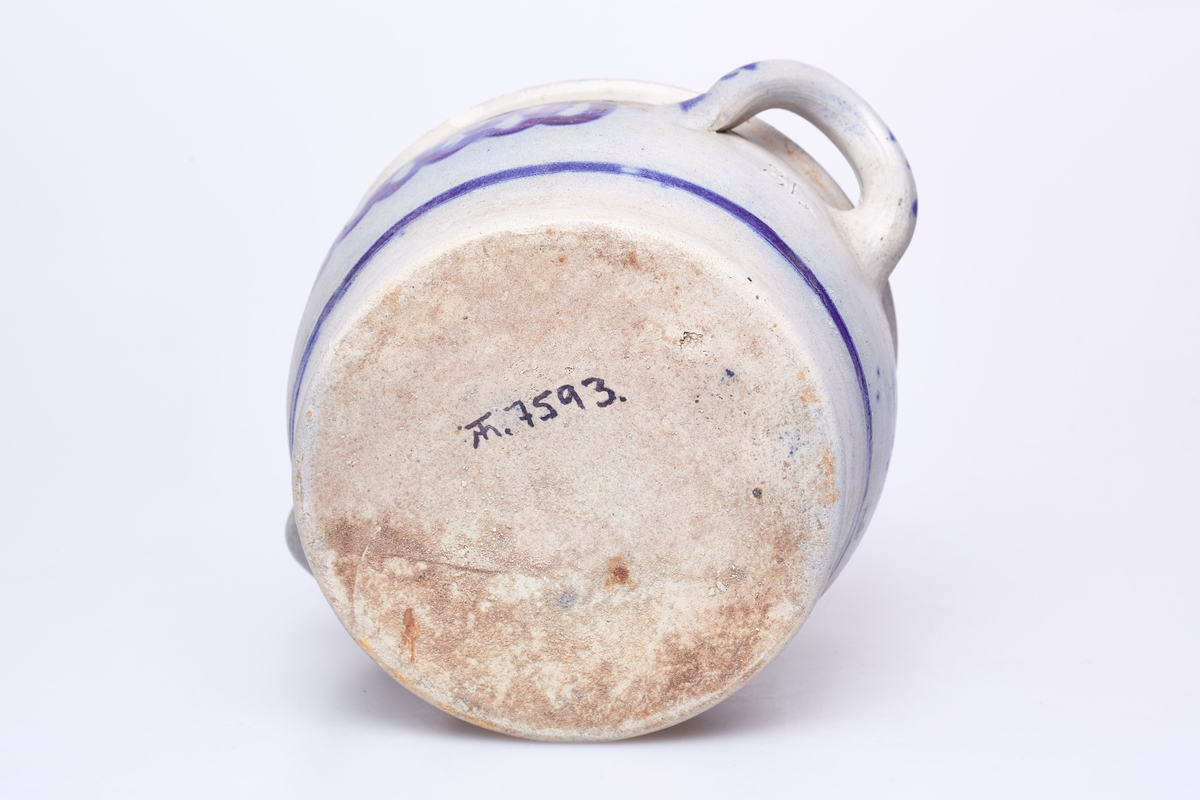 To hollanske krukker som tar henholdsvis 3 liter (a) og 4 liter (b). To håndtak øverst, de er malt grå med mønster i blått.