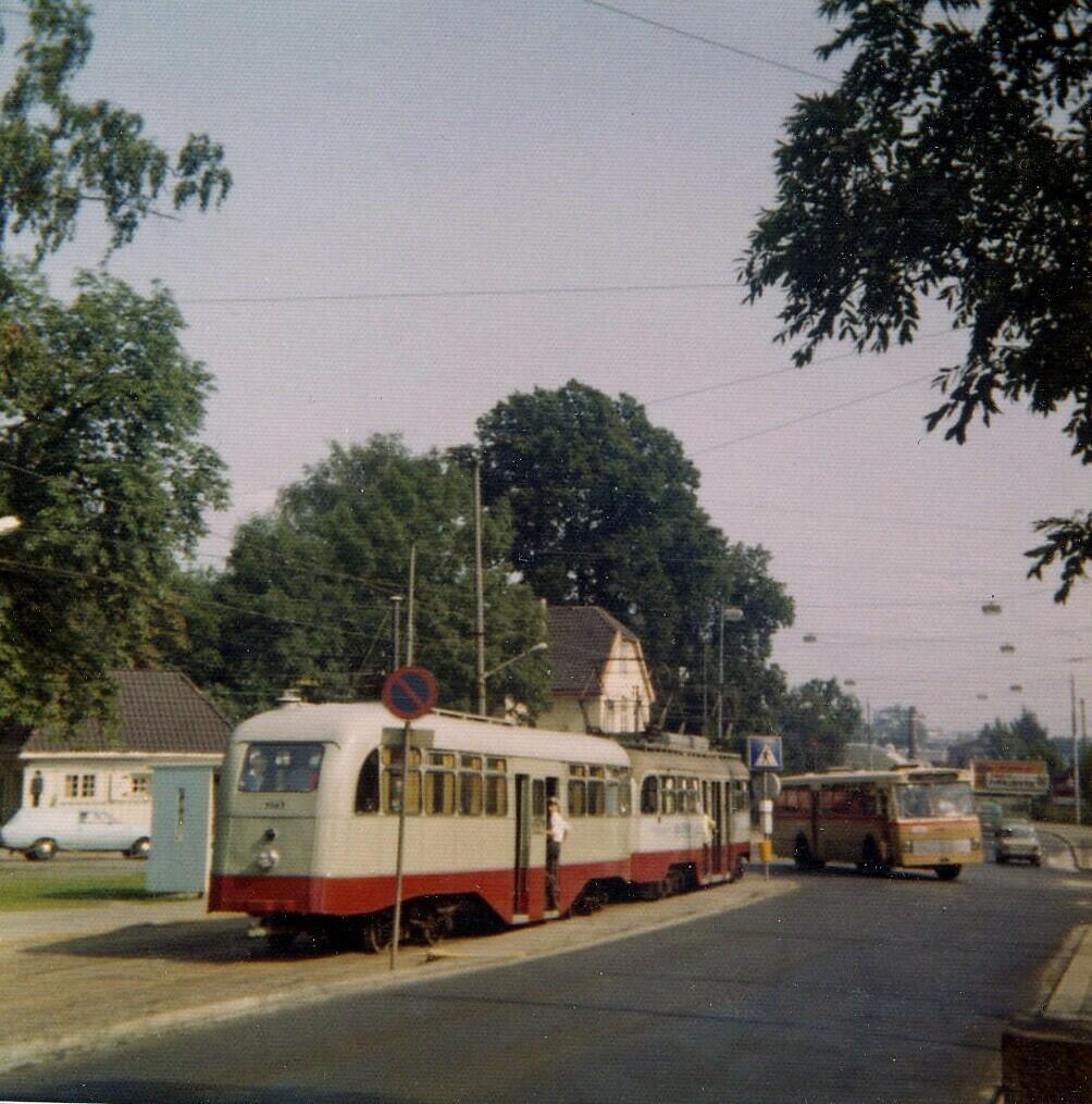 Ekebergbanen, nr. 1043 og 1010, Skøyen. Linje 16. Man kan også se en gull buss foran banen. 