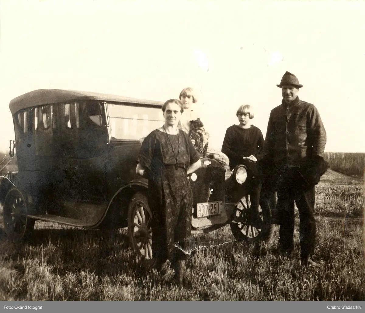 Familjen Redin framför sin bil i USA, 1910-tal -Örebro Stadsarkiv ...