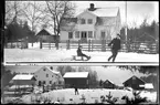 Pojkar framför bostadshuset