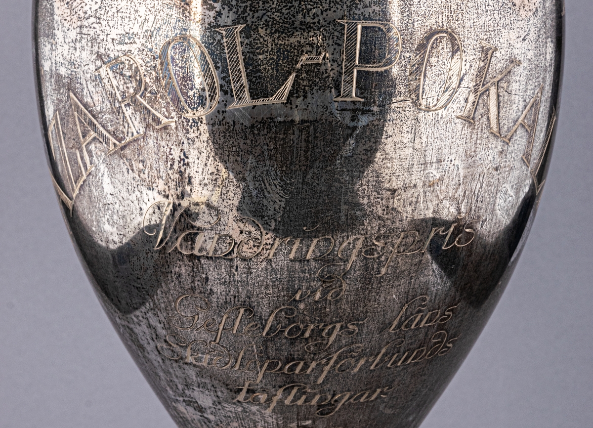 Pokal, silver, inskription: "Lagarol-pokalen, vandringspris vid Gefleborgs läns Skidlöparförbunds tävlingar."
