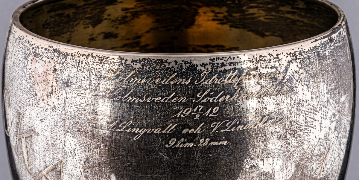 Pokal, silver, inskription: "Lagarol-pokalen, vandringspris vid Gefleborgs läns Skidlöparförbunds tävlingar."