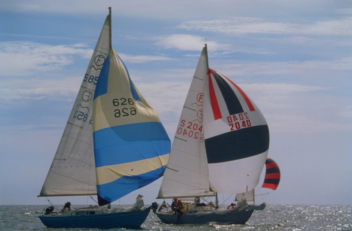 IF-båtar med med hissad spinnaker.