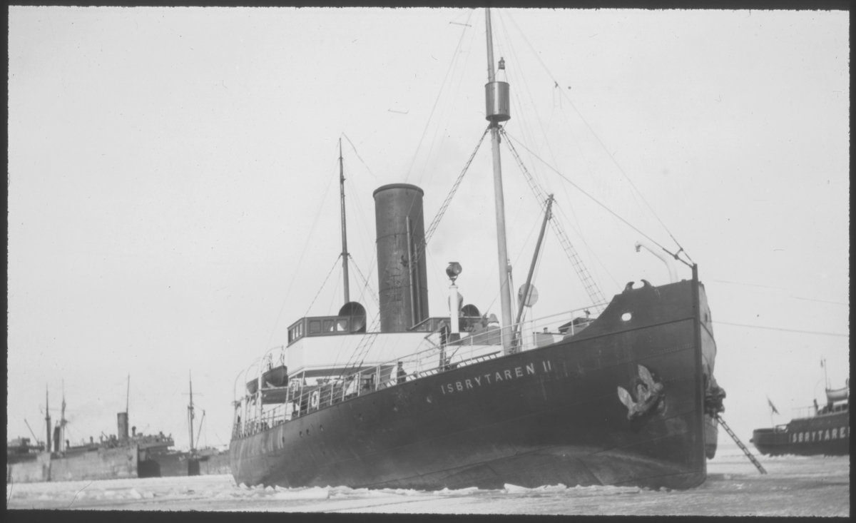 ISBRYTAREN II (sedermera SANKT ERIK) under Ålandsexpeditionen 1918. I bakgrunden tyska transportfartyg.