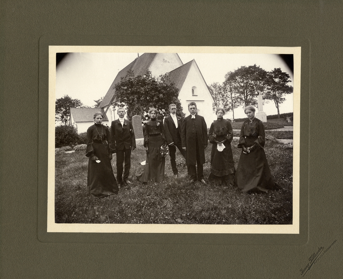 Konfirmation, Lekaryd, 10 aug. 1903.
Kyrkoherde Olof Bergdahl (1852-1917) med konfirmander utanför Lekaryds kyrka. 
Nr 3 fr. v. hans dotter Elsa (1887-1963).