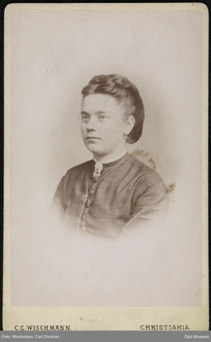 portrett, kvinne, vignettert brystbilde