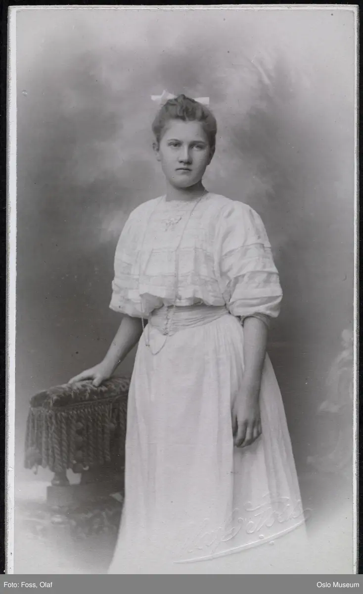 portrett, jente, konfirmant, stående knefigur