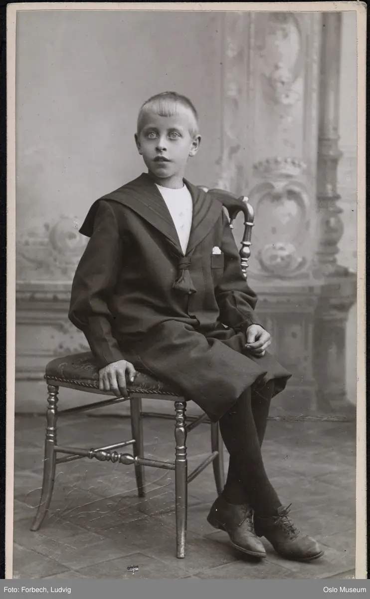 portrett,gutt, sittende helfigur