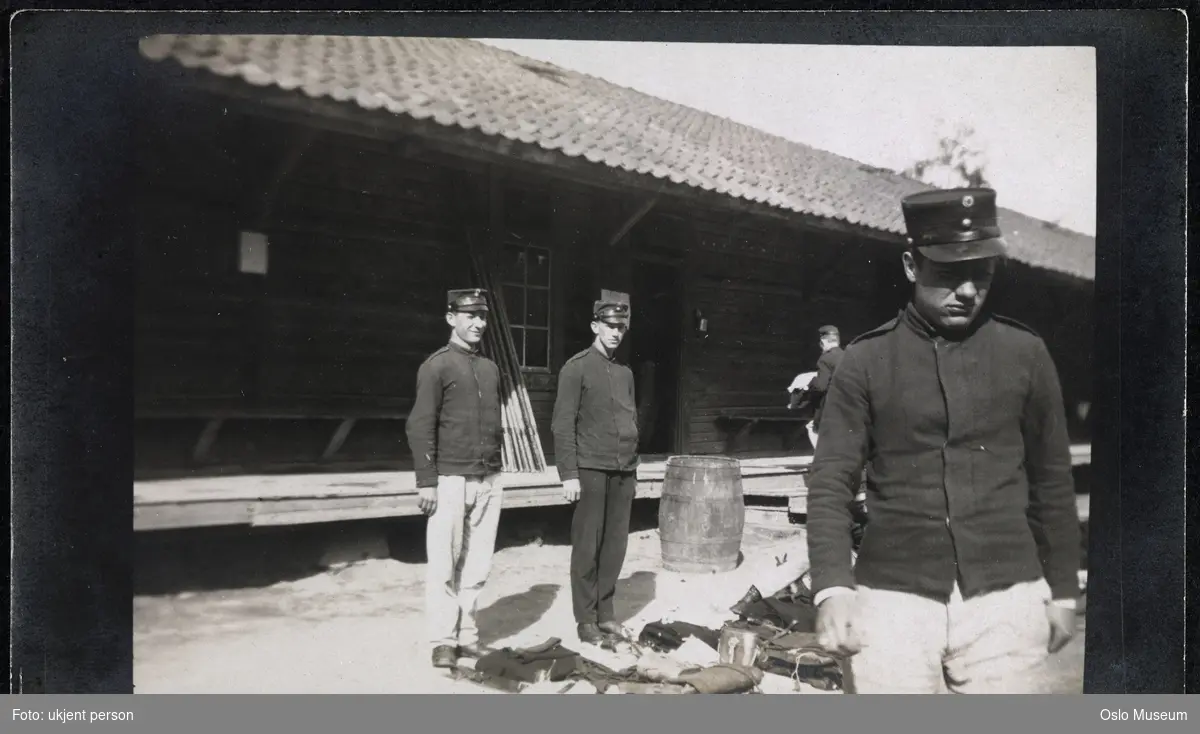 Gardermoen militærleir, brakke, menn, soldater, uniformer, klær og utstyr