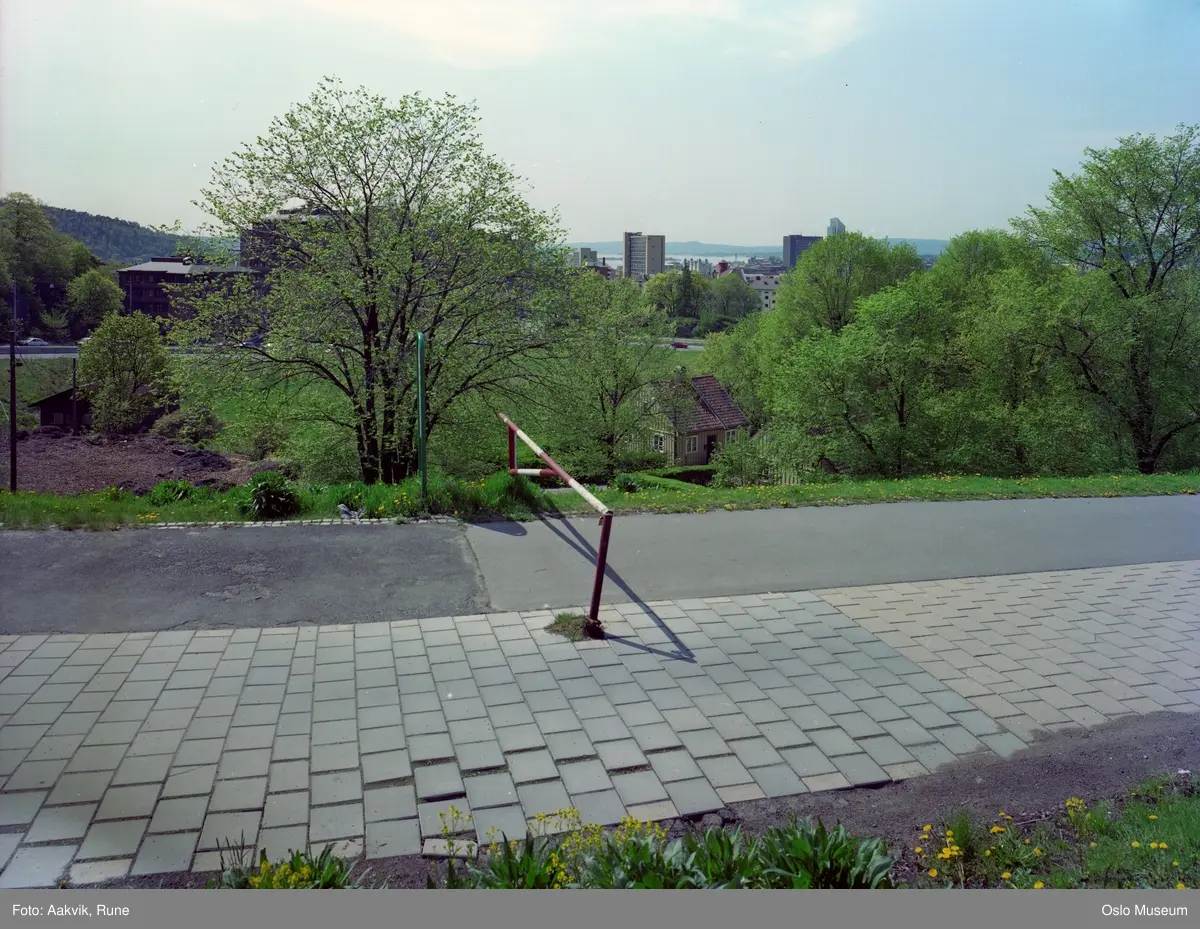 utsikt, park, Tøyen gårds østre portstuer, gangvei mellom Økernveien og Tøyenbadet, bom, park