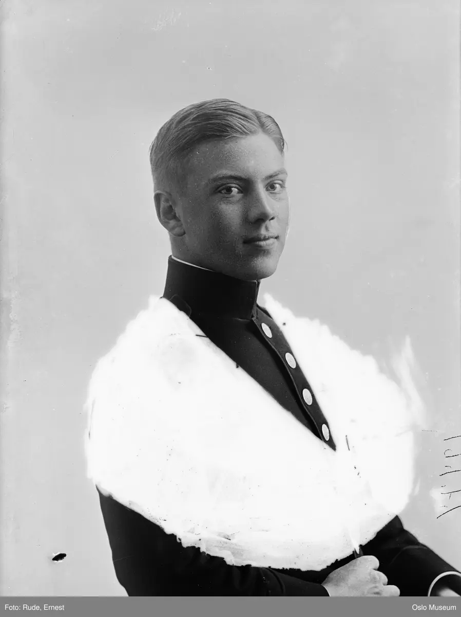 portrett, mann, sittende halvfigur med vignettering, uniform