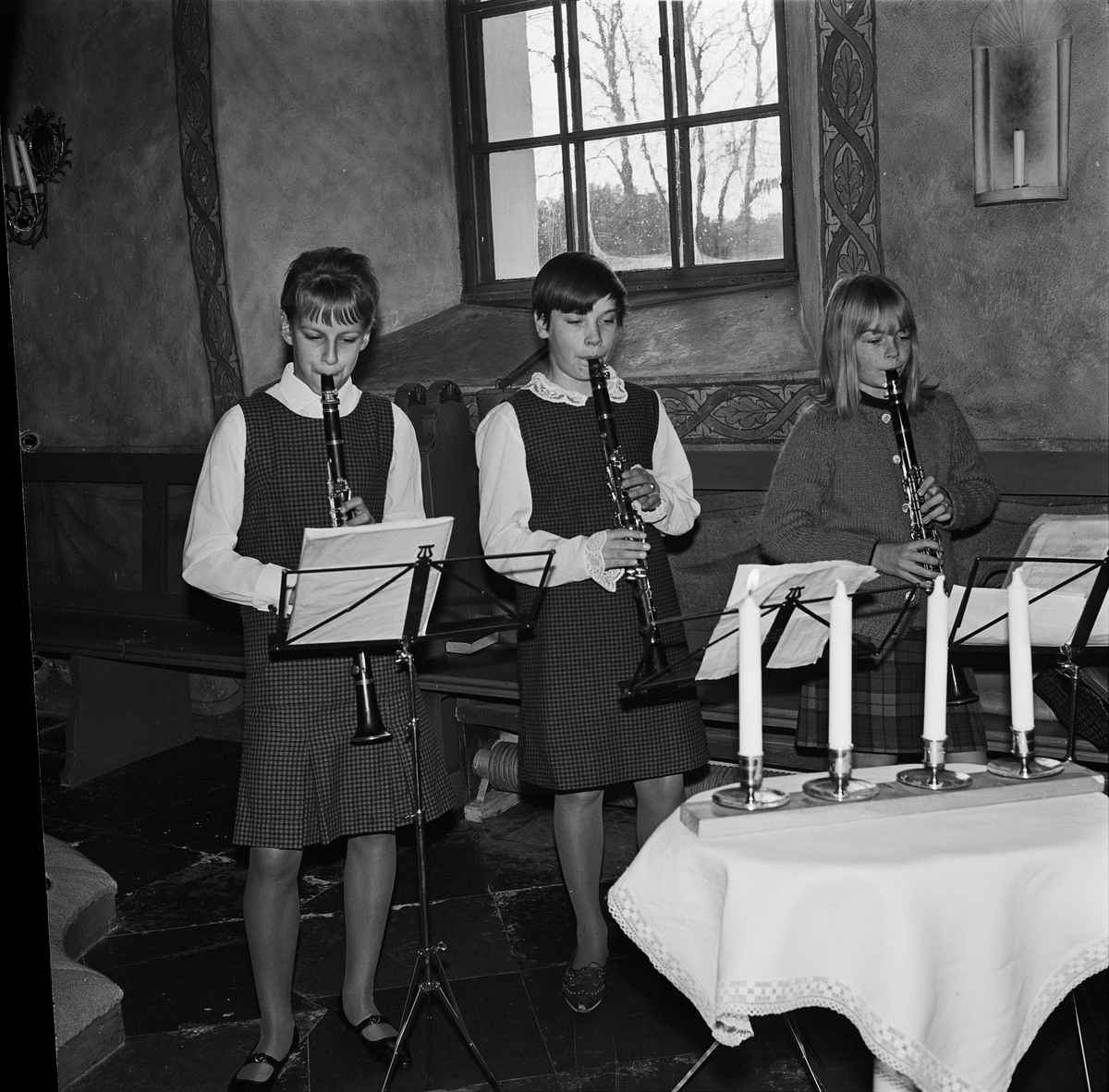 Flickor spelar klarinett vid första advent i Villberga kyrka, Uppland 1965