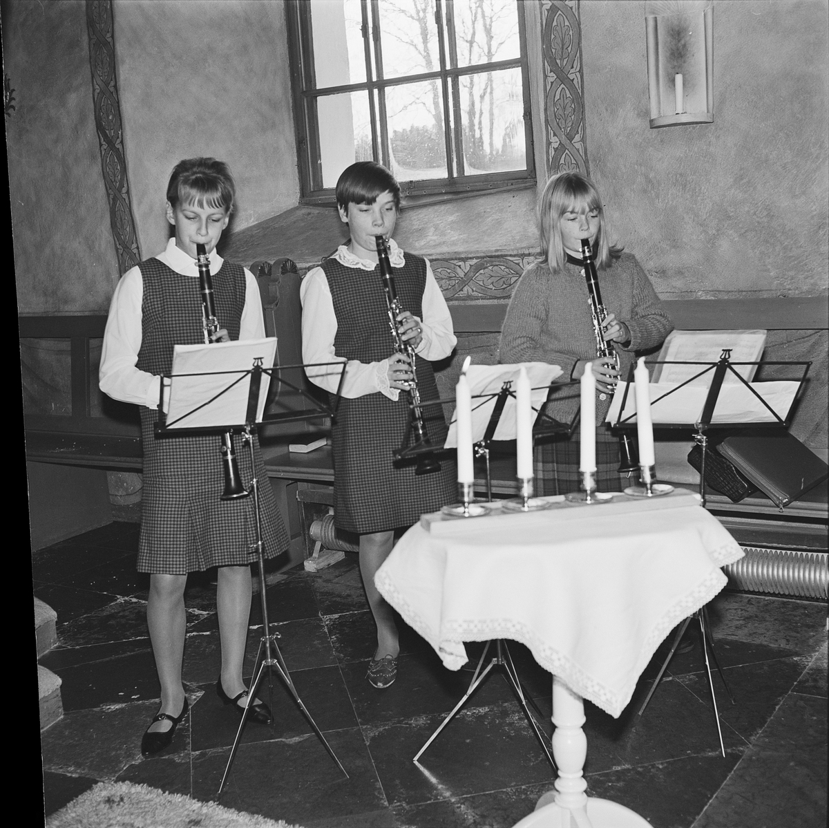 Flickor spelar klarinett vid första advent i Villberga kyrka, Uppland 1965