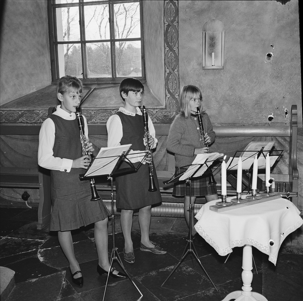 Flickor spelar klarinett vid första advent i Villberga kyrka, Uppland 1965