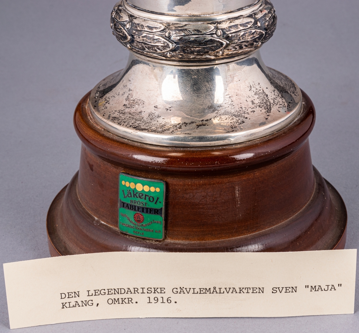 Pokal, silver. Läkerolfabrikens varndringspris i landskapsmatchen Gästrikland-Upland.