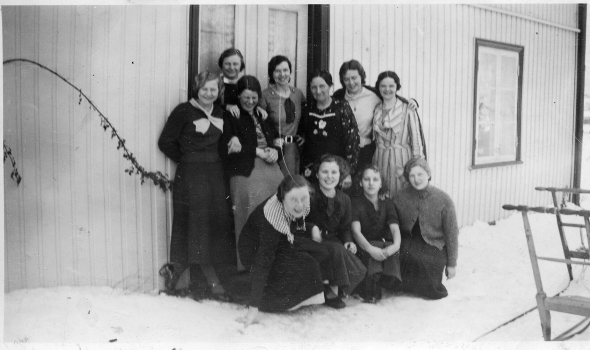 Syskule i Lien i regi av Bø bondekvinnelag.  Bakre rekkje: Tone Torstveit, Aslaug Lien (g. Wilhelmsen), Ragnhild Sørumshaugen, nr. 5 Gunhild Lien.  