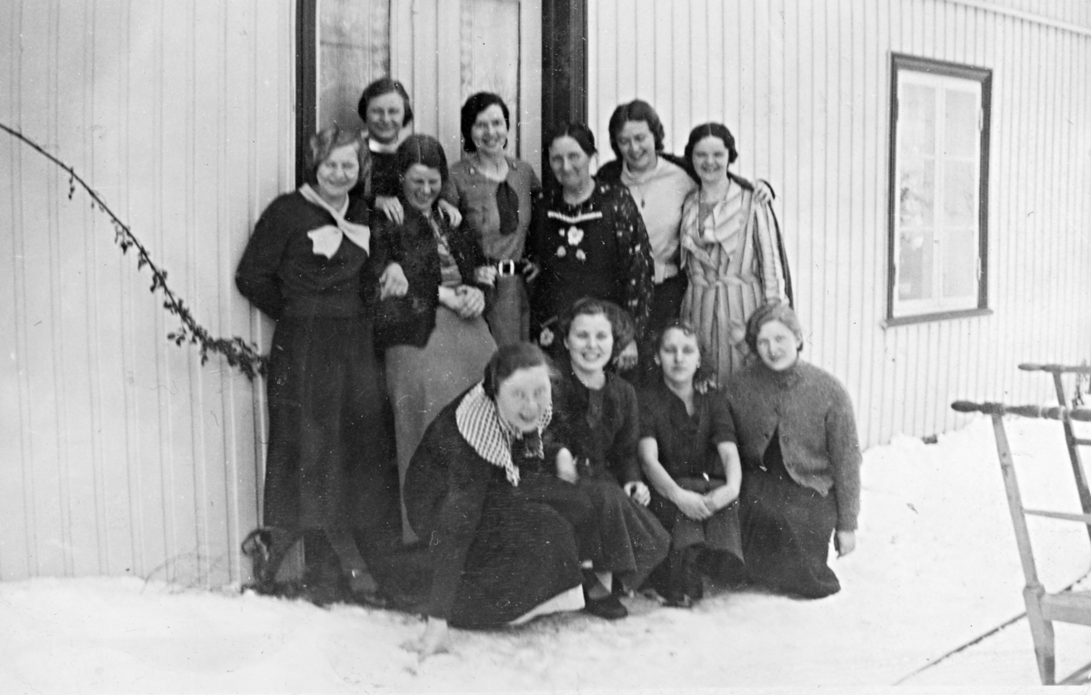 Syskule i Lien i regi av Bø bondekvinnelag.  Bakre rekkje: Tone Torstveit, Aslaug Lien (g. Wilhelmsen), Ragnhild Sørumshaugen, nr. 5 Gunhild Lien.  