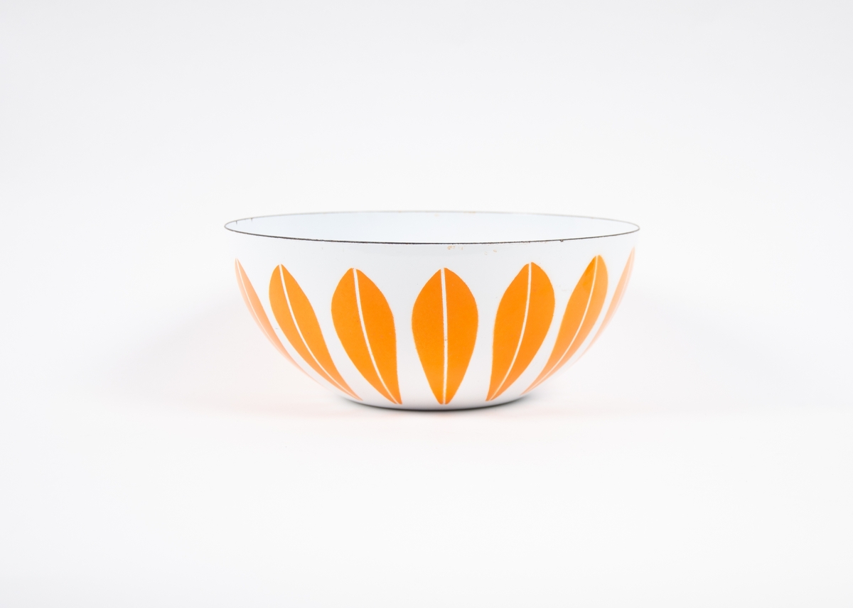 Sirkulær bolle, hvit med oransje lotus.