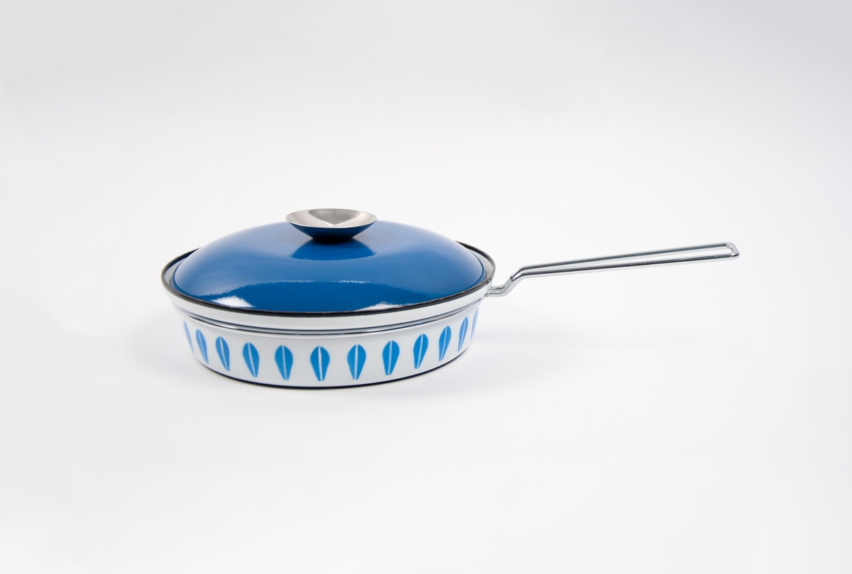 Sirkulær stekepanne med håndtak i rustfritt stål, hvit med blå lotus.