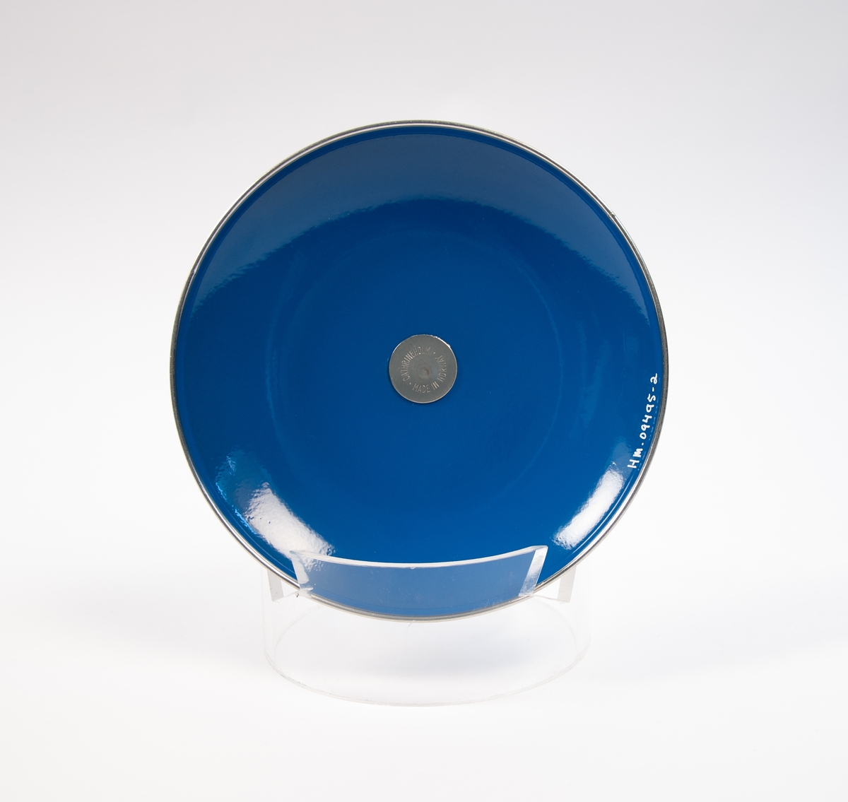 Sirkulært blått lokk med håndtak i rustfritt stål.