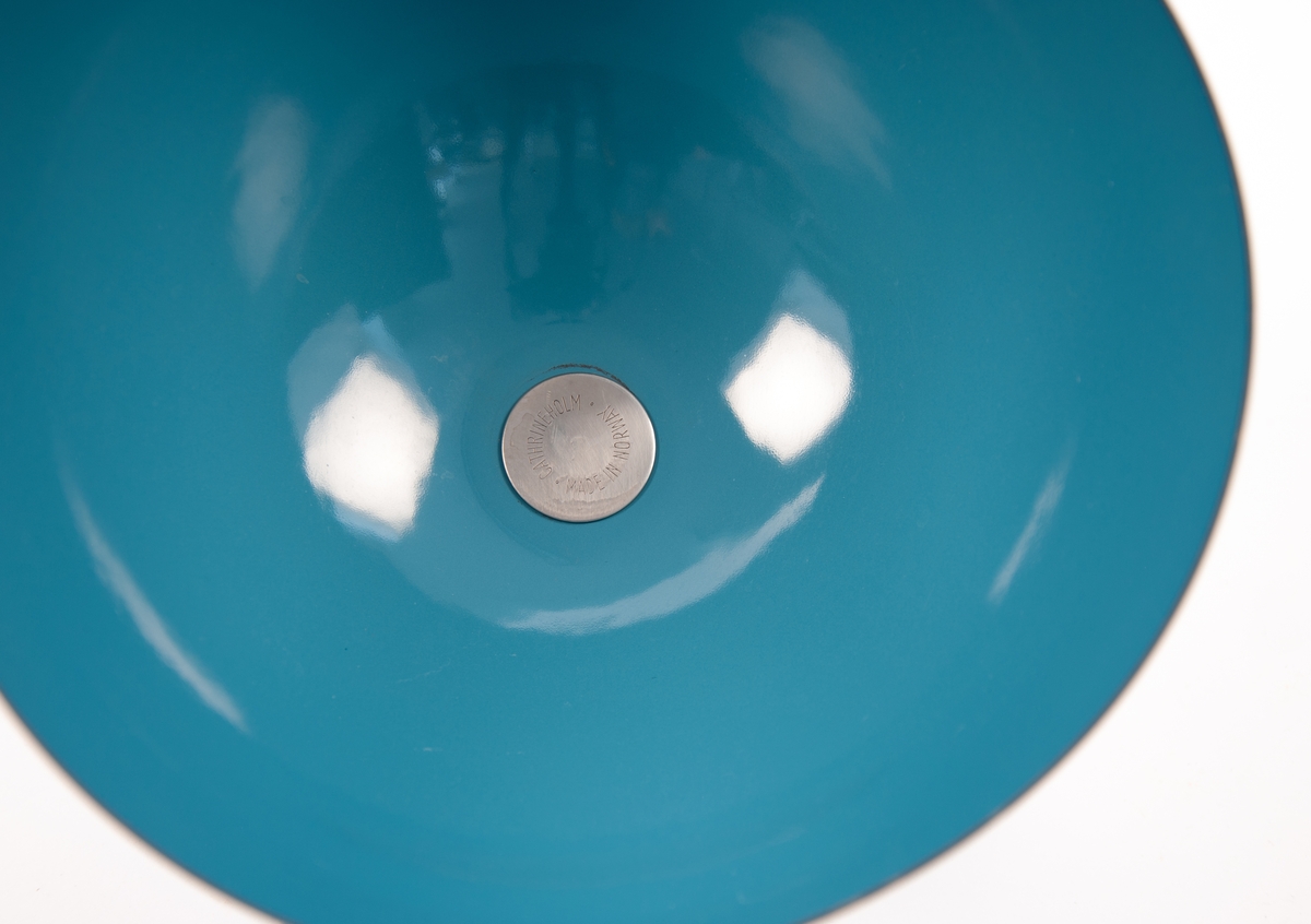 Turkis halvkuleformet lokk med håndtak i rustfritt stål.