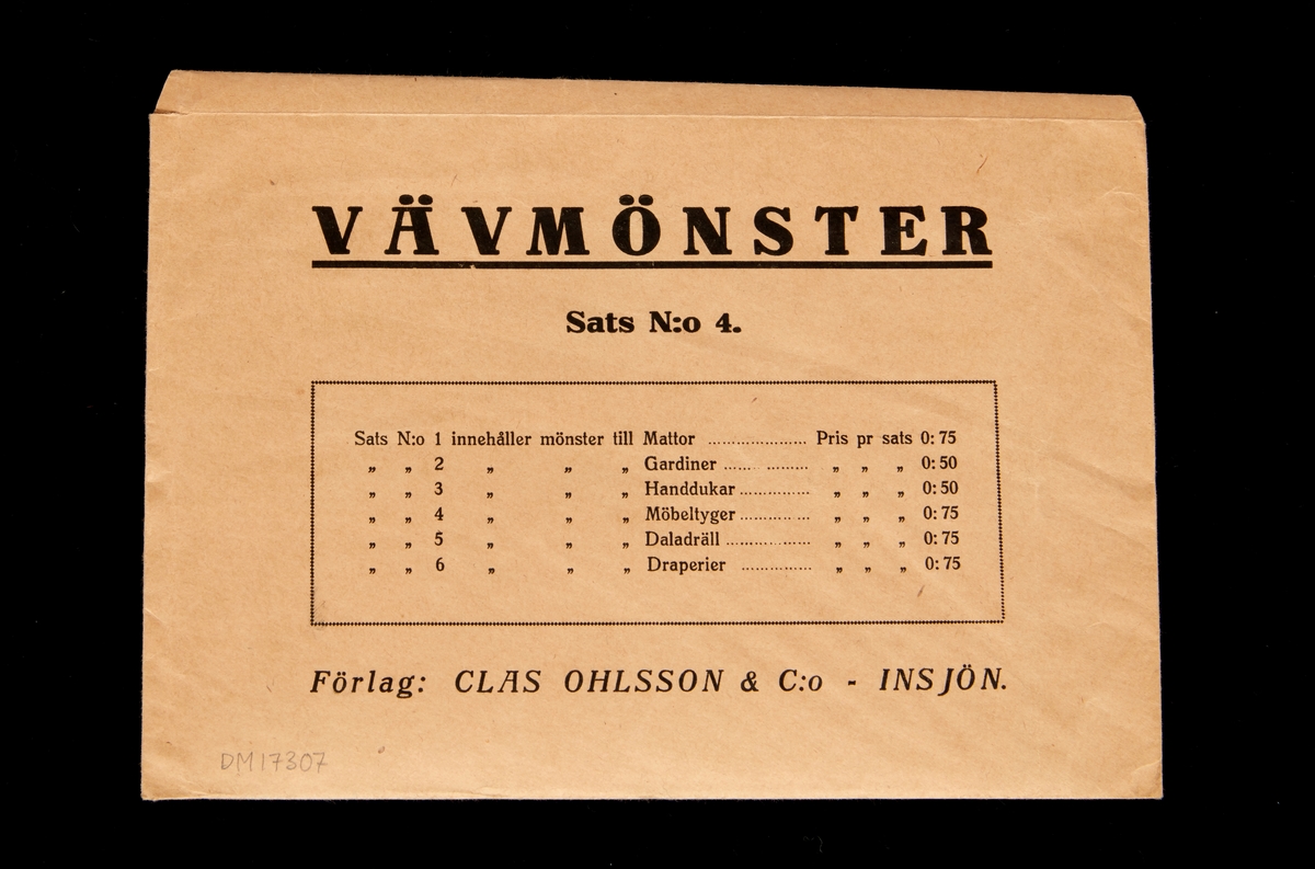Kuvert med fyra st vävmönster. Bild på tyget samt solvnota. Vävmönster Sats N:o 4. Utgivet av förlag: Clas Ohlsson & Co, Insjön.