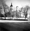 Härnösands domkyrka. Arkitekt Johan Adolf Hawerman. Nyklassistisk stil. Vitputsad stenkyrka med ett mittorn, två mindre torn och västfasad med pelarrad En del inventarier från den äldre kyrkan bland annat altartavlan från 1700-talet.Treskeppigt kyrkorum .Orgel från 1731 av Johan Caliman med barockfasad av Magnus Granlund från Hudiksvall