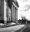 Härnösands domkyrka. Arkitekt Johan Adolf Hawerman. Nyklassistisk stil. Vitputsad stenkyrka med ett mittorn, två mindre torn och västfasad med pelarrad. En del inventarier från den äldre kyrkan bland annat altartavlan från 1700-talet.Treskeppigt kyrkorum. Orgel från 1731 av Johan Caliman med barockfasad av Magnus Granlund från Hudiksvall