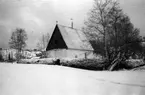 Ramsele gamla kyrka. Kyrkan nämns första gången 1273. Den är uppförd av sten som senare har vitputsats. Båda gavelröstena och det branta takfallet är spånklädda. En hög smal dörr på södra väggen leder in till kyrkan. Tidigare fanns här ett vapenhus. Den gamla klockstapeln är riven. Vid den nya kyrkans tillkomst 1858 tömdes den gamla på sina inventarier utom den fasta bänkinredningen från 1670-talet. Kyrkan restaurerades på 1920-talet och återfick det mesta av inredningen från 1600- och1700-talen. Kyrkorummet täcks av trätak. Koret skiljs från kyrkorummet av bänkskärmar och korgrind. Målningarna från ca 1600 har varit överkalkade, men är framtagna.