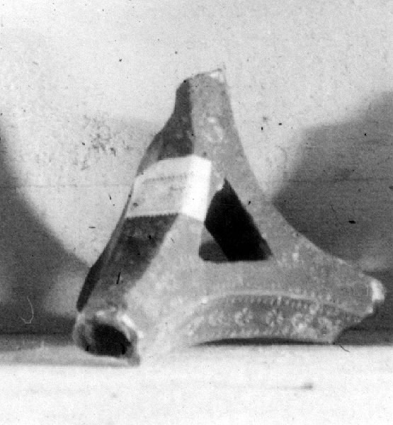 Ljusstake (fotangelstake) av bränt lergods. Triangelformad och bestående av fyra pipor. När en pipa används fungerar de övriga tre som fot.