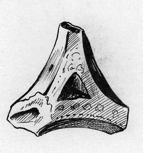 Ljusstake (fotangelstake) av bränt lergods. Triangelformad och bestående av fyra pipor. När en pipa används fungerar de övriga tre som fot.