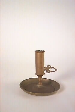 Ljusstake av mässing. Ljushållare med regleringsskruv, för ett ljus, och rund fot.