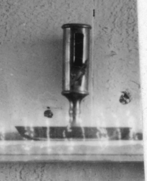 Ljusstake av mässing. Ljushållare med regleringsskruv, för ett ljus, och rund fot.