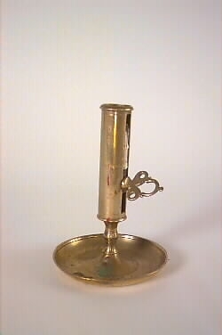 Ljusstake av mässing. Ljushållare med regleringsskruv, för ett ljus. Rund fot.