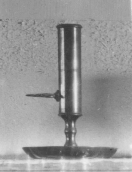 Ljusstake av mässing. Ljushållare med regleringsskruv, för ett ljus. Rund fot.