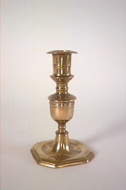 Ljusstake av malm (mässing), för ett ljus.