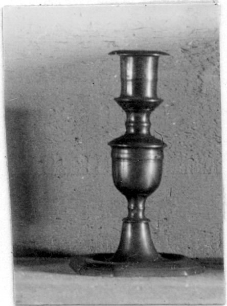 Ljusstake av malm (mässing), för ett ljus.