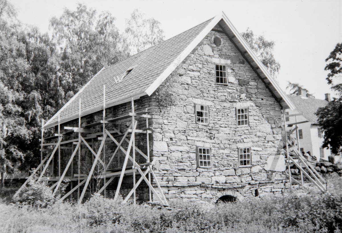 Legging av nytt tak på steinstabburet på Hverven gård. Hverva. I Ottestad, Stange. Reperasjoner og restaurering.