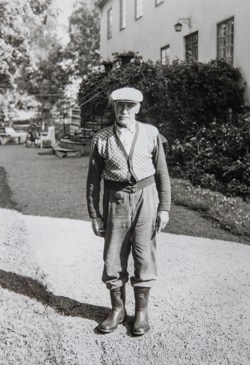 Karl Tangnes (f: 1882 - d: 1971 ) Her mens han enda jobbet som stallkar på Hverven gård i Ottestad.