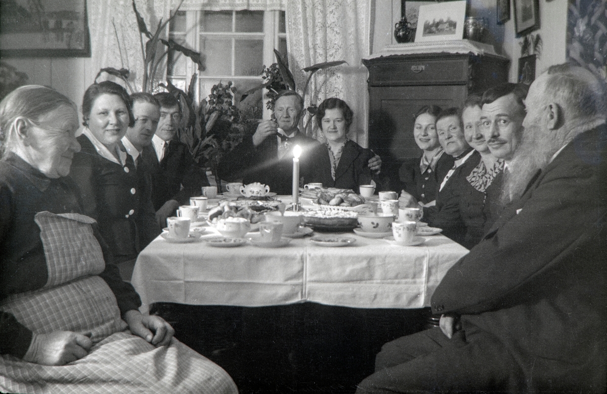 Bilde tatt i anledning av brylluppet til Johan A. Fuglesang og Anna Andersen Nygård den 27. november 1937.
Fra venstre: Pauline Fuglesang, Petra Kristoffersen, Kristoffer Kristoffersen, August Andersen Nygård, Johan A. Fuglesang, Anna Andersen Nygård, Ingrid Kristoffersen, Matja Kjeverud, Agnes Olstad, Hjalmar Olstad og Anton Fuglesang. Bilde ble tatt av Ole Martinsen.
