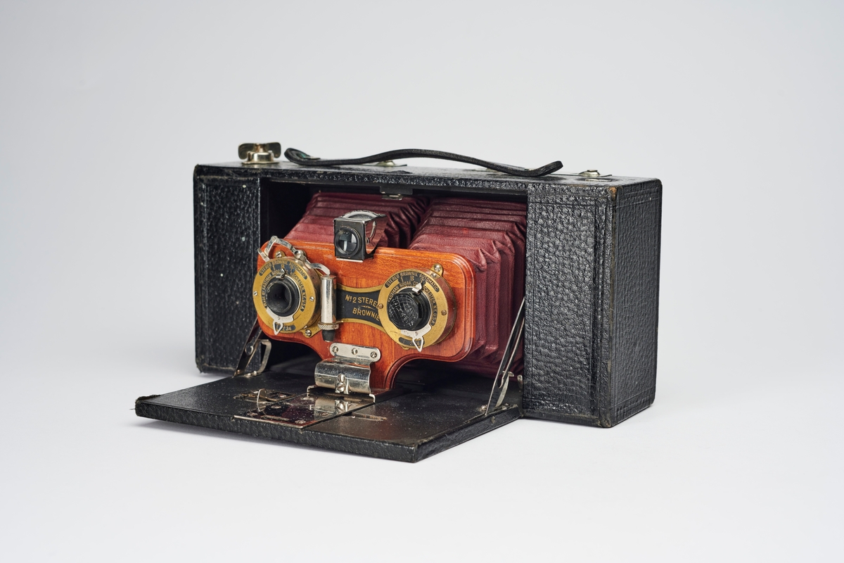 No2 Stereo Brownie, produsert av Kodak Eastman på tidlig 1900-tallet, er et relativt sjeldent kamera. 
Stereokameraene ga en svært populær form for bilder på slutten av 1800-tallet. Stereofotografi var med på å forme fotoindustrien. Folk ønsket å se mer av verden, og stereofotografiet gjorde det mulig å forestille seg at man var til stede i motivet, grunnet en optisk effekt som utnytter dybdesynet vårt. 
Et stereokamera har to objektiver med en avstand på litt over seks centimeter, omtrent samme avstand vi har mellom pupillene. En eksponering gir dermed to bilder av samme motiv. Når dette paret med fotografier blir montert, f.eks. på en papplate, og sett på gjennom en stereobetrakter, fremstår motivet som tredimensjonalt.