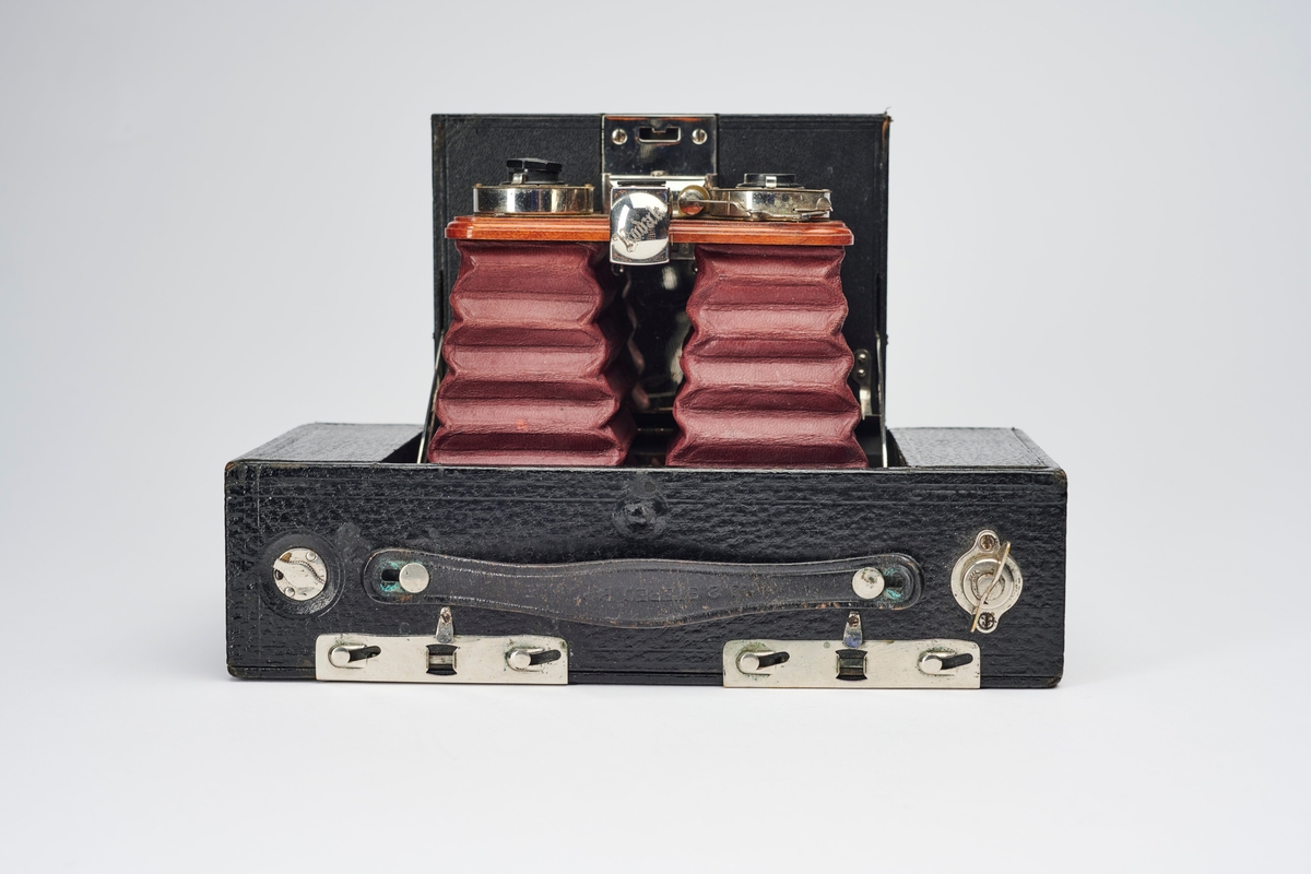 No2 Stereo Brownie, produsert av Kodak Eastman på tidlig 1900-tallet, er et relativt sjeldent kamera. 
Stereokameraene ga en svært populær form for bilder på slutten av 1800-tallet. Stereofotografi var med på å forme fotoindustrien. Folk ønsket å se mer av verden, og stereofotografiet gjorde det mulig å forestille seg at man var til stede i motivet, grunnet en optisk effekt som utnytter dybdesynet vårt. 
Et stereokamera har to objektiver med en avstand på litt over seks centimeter, omtrent samme avstand vi har mellom pupillene. En eksponering gir dermed to bilder av samme motiv. Når dette paret med fotografier blir montert, f.eks. på en papplate, og sett på gjennom en stereobetrakter, fremstår motivet som tredimensjonalt.