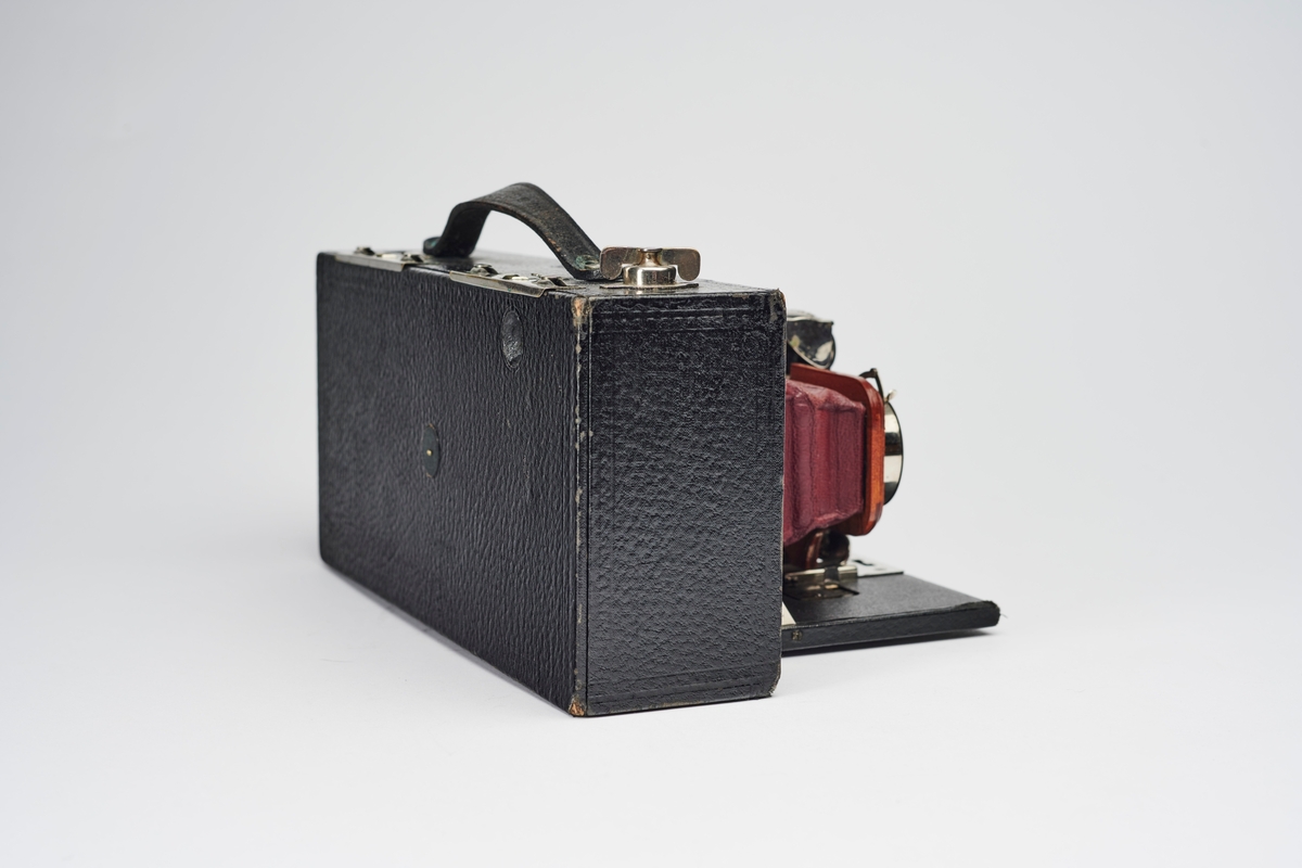 No2 Stereo Brownie, produsert av Kodak Eastman på tidlig 1900-tallet, er et relativt sjeldent kamera. 
Stereokameraene ga en svært populær form for bilder på slutten av 1800-tallet. Stereofotografi var med på å forme fotoindustrien. Folk ønsket å se mer av verden, og stereofotografiet gjorde det mulig å forestille seg at man var til stede i motivet, grunnet en optisk effekt som utnytter dybdesynet vårt. 
Et stereokamera har to objektiver med en avstand på litt over seks centimeter, omtrent samme avstand vi har mellom pupillene. En eksponering gir dermed to bilder av samme motiv. Når dette paret med fotografier blir montert, f.eks. på en papplate, og sett på gjennom en stereobetrakter, fremstår motivet som tredimensjonalt.