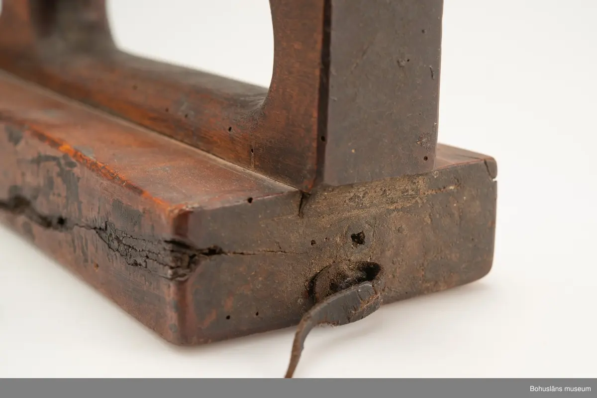 Platt, rektangulärt redskap med handtag inskjutet i ett spår.
Vid handtaget, på ovansidan, är årtalet "1822" och ägarinitialerna "I:E" inskurna.
Handtaget är profilerat framtill.
Betsen är något bortsliten på grund av användning.
Kavelrullen att linda tyget runt saknas.
Skadedjursangrepp.

Litteratur:
Fredlund, Jane. Stora boken om livet förr, ICA-förlaget, Västerås 1981, s. 40-49.

Kan sammanhöra med UM2392 (se läderbit, spik, bets).

Ur handskrivna katalogen 1957-1958:
Kavelträ "I: E" "1822"
MANGELBRÄDE L. 81,5. Br. 11. Trä. Obetydligt skadat. Maskhål. Stenungsund, Norum, Bohusl.

Lappkatalog: 72