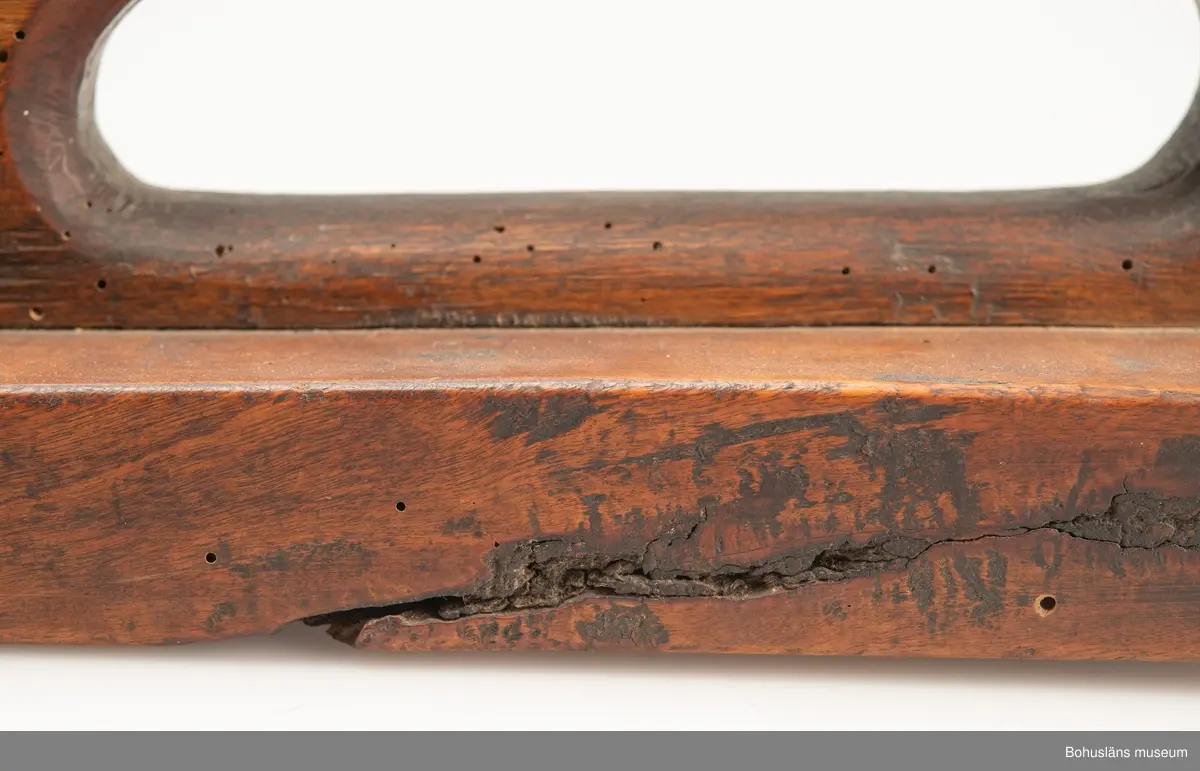 Platt, rektangulärt redskap med handtag inskjutet i ett spår.
Vid handtaget, på ovansidan, är årtalet "1822" och ägarinitialerna "I:E" inskurna.
Handtaget är profilerat framtill.
Betsen är något bortsliten på grund av användning.
Kavelrullen att linda tyget runt saknas.
Skadedjursangrepp.

Litteratur:
Fredlund, Jane. Stora boken om livet förr, ICA-förlaget, Västerås 1981, s. 40-49.

Kan sammanhöra med UM2392 (se läderbit, spik, bets).

Ur handskrivna katalogen 1957-1958:
Kavelträ "I: E" "1822"
MANGELBRÄDE L. 81,5. Br. 11. Trä. Obetydligt skadat. Maskhål. Stenungsund, Norum, Bohusl.

Lappkatalog: 72