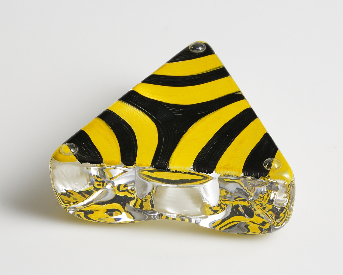 "Piece of Cake" formgiven av Ulrica Hydman Vallien. Trekantig ljusstake för värmeljus. Botten målad i svart och gult.