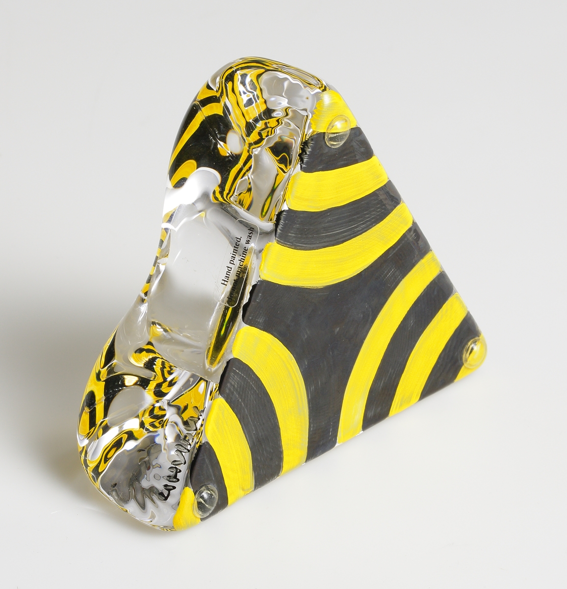 "Piece of Cake" formgiven av Ulrica Hydman Vallien. Trekantig ljusstake för värmeljus. Botten målad i svart och gult.
