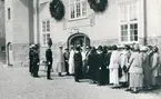 Strängnäs den 6 juni 1923

HM Konungen går in i kanslihuset och följs av officerskåren med damer för lunch på mässen.